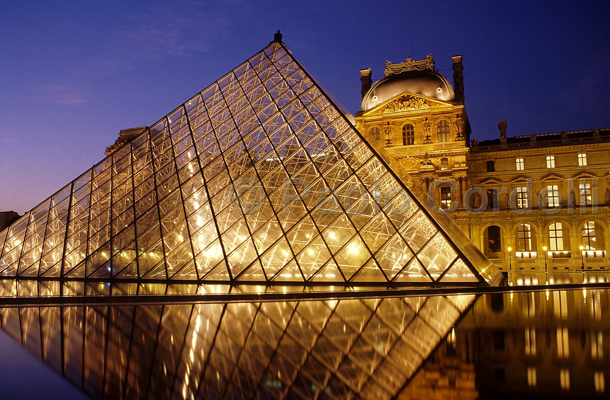 Louvre Pyramid, Paris, France
(cod:Paris 32)